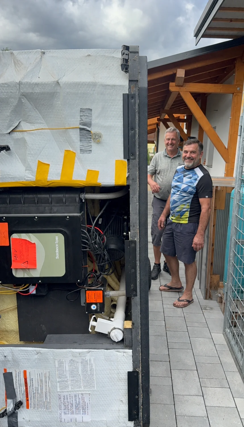 Transport jacuzzi przez przejście na posesji