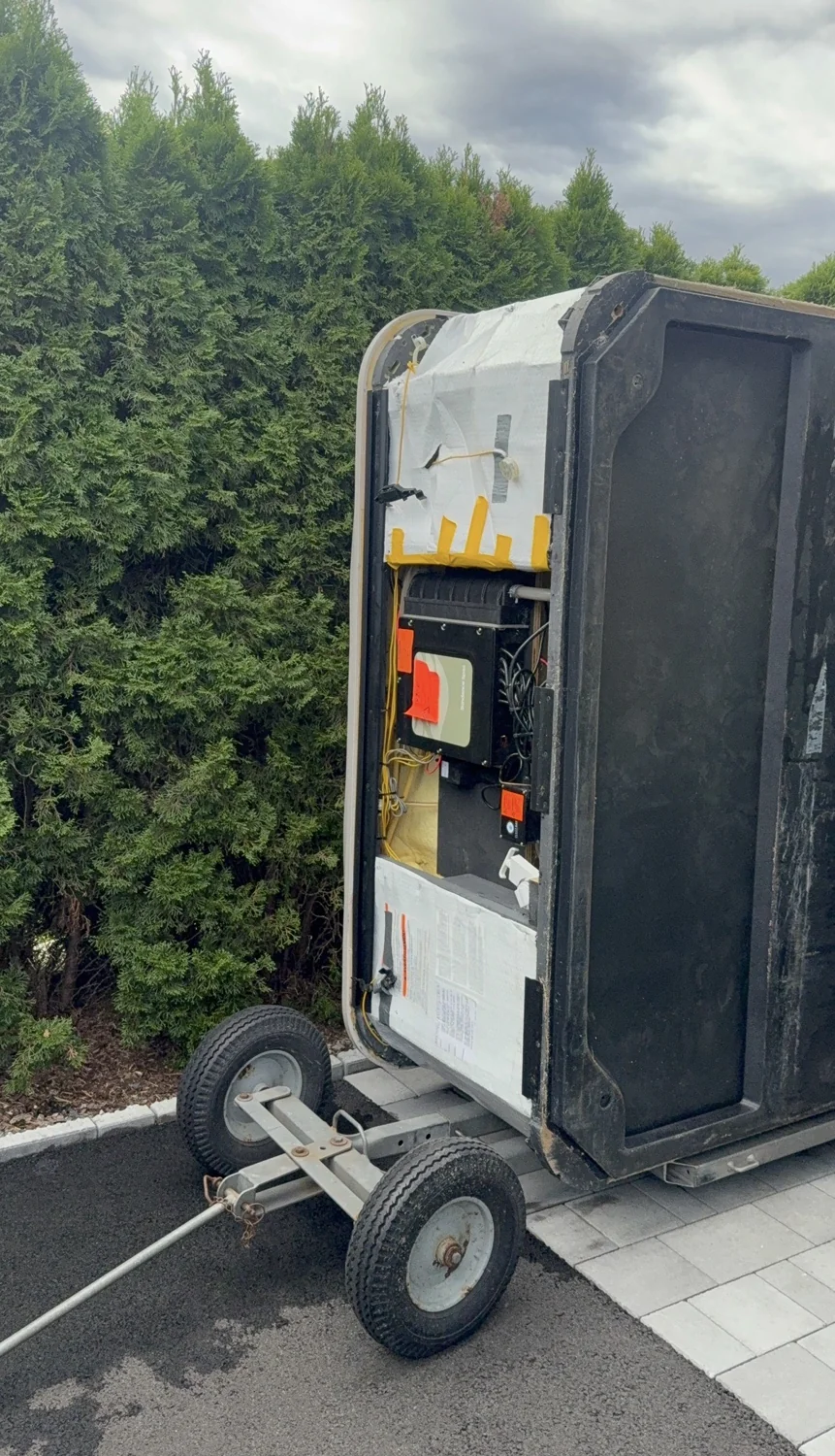 Jacuzzi ustawione pionowo na specjalnym wózku transportowym